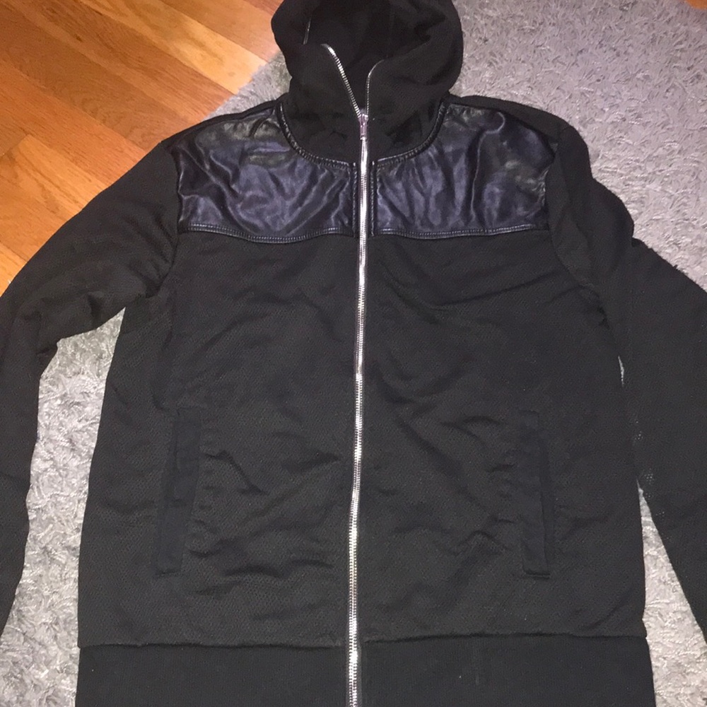Men zip up